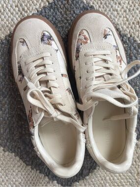 Cream Floral Accent Women's Lace-Up Sneakers